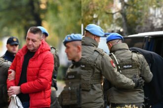 Uhapšeni sarajevski policajci predati Tužilaštvu: Jedan se pokrio kaputom po glavi