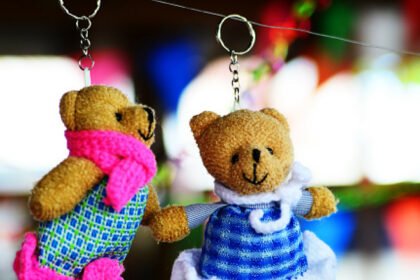 Majka zvala policiju: Muškarac u autobusu darovao privjesak djevojčici, šokirala se kad ga je otvorila