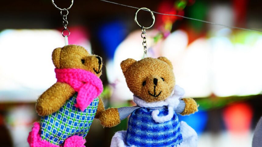 Majka zvala policiju: Muškarac u autobusu darovao privjesak djevojčici, šokirala se kad ga je otvorila