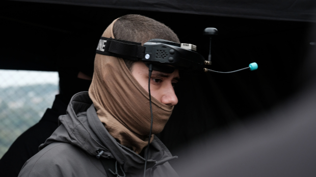 Piloti dronova objavili snimak kako su oštetili ruski “solncepek”; Rusi su vojnom opremom gađali ukrajinske vozove