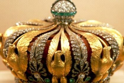 FOTO Ovo je neprocjenjivi nakit ukraden iz Louvrea! Smaragdi, safiri i broš s 2438 dijamanata