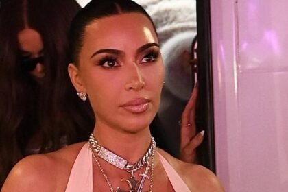 FOTO Lateks, duboki dekolte i križ među grudima: Kim jedva obuzdala svoje bujne obline…