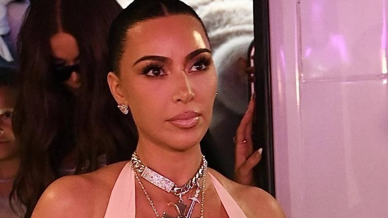 FOTO Lateks, duboki dekolte i križ među grudima: Kim jedva obuzdala svoje bujne obline…