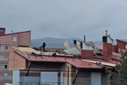 Vjetar napravio štetu u Bugojnu, otkinuti dijelovi krova sa zgrade