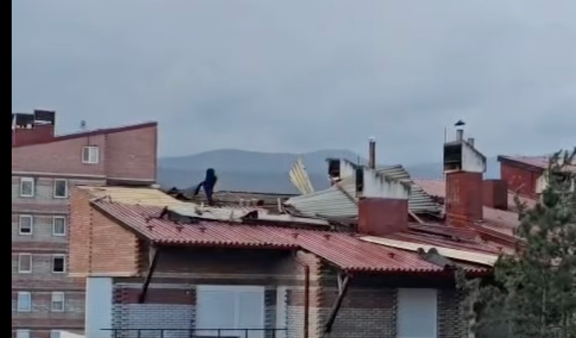 Vjetar napravio štetu u Bugojnu, otkinuti dijelovi krova sa zgrade