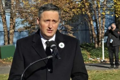 DENIS BEĆIROVIĆ U NEW YORKU NA OTKRIVANJU SPOMENIKA ‘CVIJET SREBRENICE’: ‘Ovo je putokaz novim generacijama da se educiraju i ne dozvole širenje ideologija i politika koje vode do genocida’