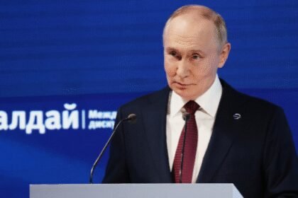 Putin: Zapadne zemlje pokušavaju da izvrše obojenu revoluciju u Srbiji