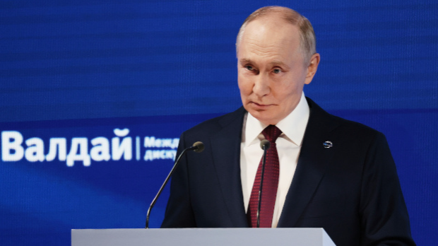 Putin: Zapadne zemlje pokušavaju da izvrše obojenu revoluciju u Srbiji