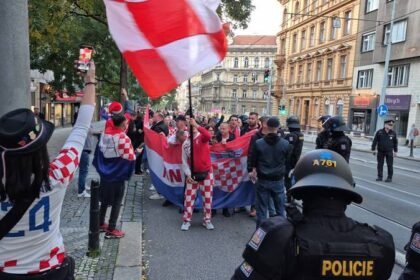 UŽIVO 24sata u Pragu: Sramotni povici u navijačkom korteu!