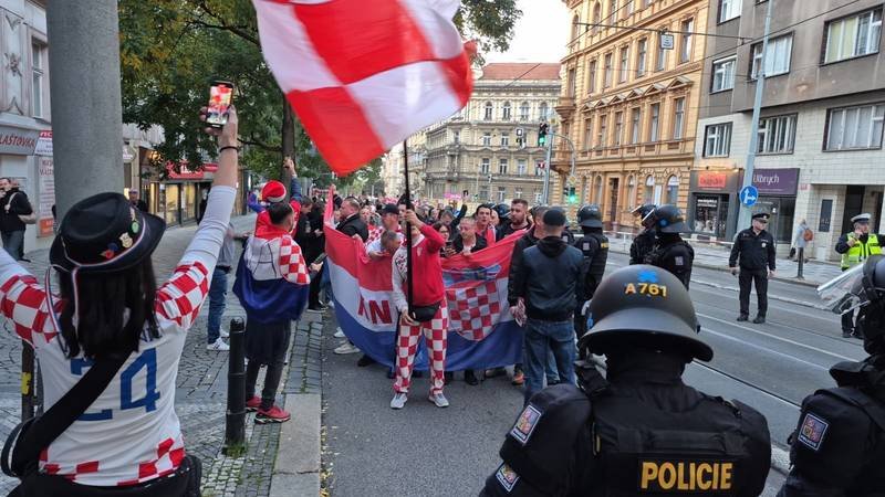 UŽIVO 24sata u Pragu: Sramotni povici u navijačkom korteu!