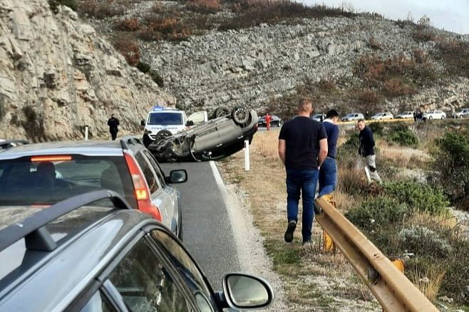 Prevrnuo se automobil kod Trebinja: Kinez slikao panoramu, njegova saputnica vozilom udarila u brdo