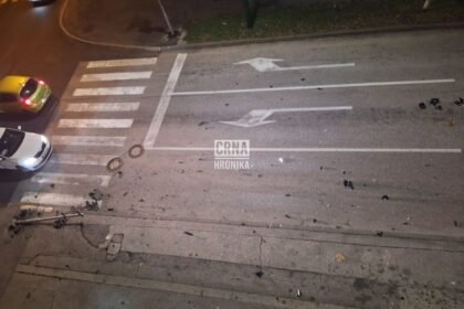 Vozač pobjegao nakon nesreće u Sarajevu: Zaletio se u semafor i nestao