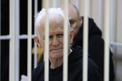 Bjelorusija je oslobodila 123 zatvorenika, uključujući Alesa Bialiatskog, dok SAD ukida sankcije