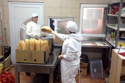 Dobrota na terenu: Pomozi.ba svakog dana dijeli 250 obroka u Krajini