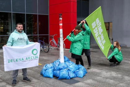 Zelena akcija održala performans pred Ministarstvom