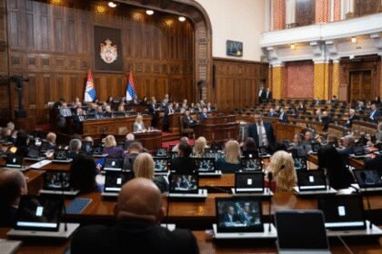 Посланици расправљали о буџету, изменама Закона о Војсци – почетак седнице каснио због инцидента