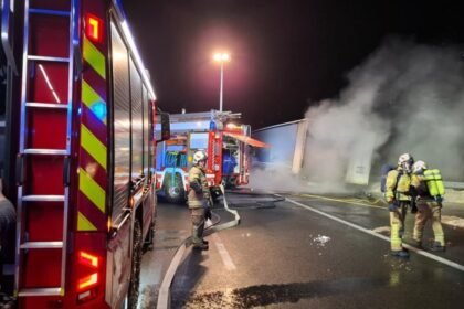 Vozač iz BiH na vrijeme otkačio prikolicu: Požar zaustavio A10 kod Verfen