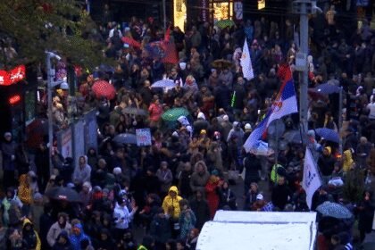 Protestna šetnja “Jedna godina isti zahtev” u Beogradu povodom godišnjice napada na studente FDU
