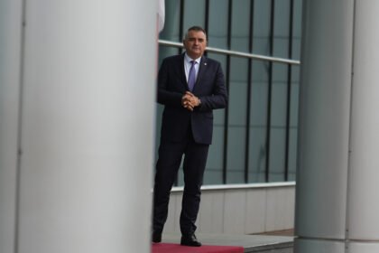 KO SE (NE) BOJI USTAVNOG SUDA JOŠ: Kako je Savo Minić “podnio ostavku” da bi ostao premijer?