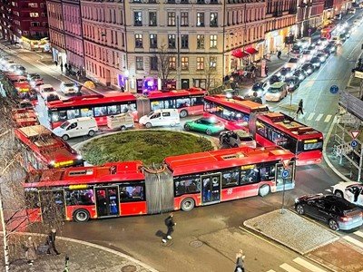 Četiri vozača malo jača – autobusima blokirala kružni tok u Oslu