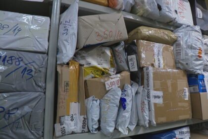 Na sve pošiljke prispjele izvan EU-a stižu carine! Jeftini paketi iz Kine bit će skuplji: “Uvijek hoće izvući nešto od ljudi”