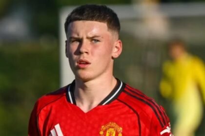 KRENUO OČEVIM STOPAMA: Sin Waynea Rooneyja najavio historijski debi na Old Traffordu