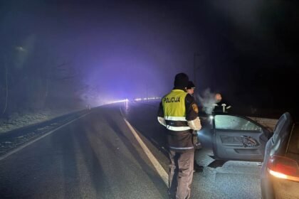 Nesreća na M-17 u Brezovom Polju: Automobil završio na krovu