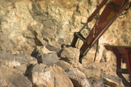 Desetljećima žive uz susjeda iz pakla: “Nama je pukla kuća, štala, sve nam je popucalo”