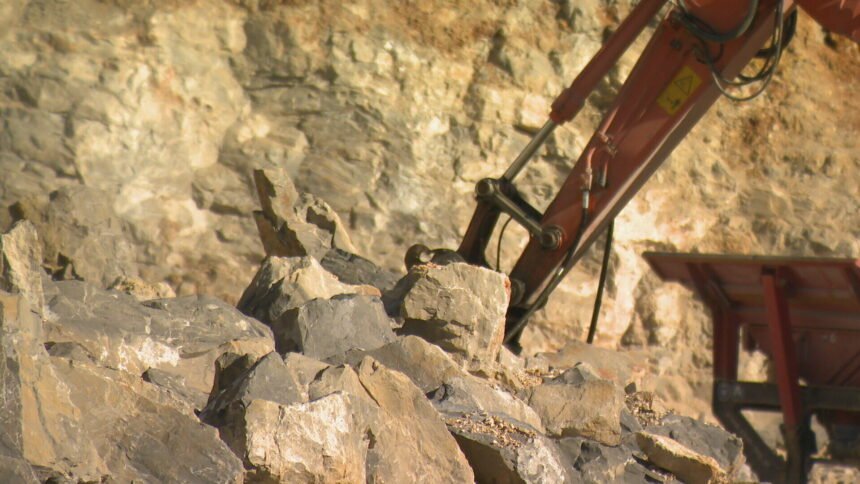 Desetljećima žive uz susjeda iz pakla: “Nama je pukla kuća, štala, sve nam je popucalo”