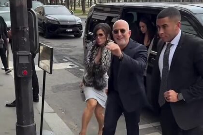 Lauren Sanchez zbog špicastih salonki umalo završila na podu, spotaknula se pri dolasku na Dior reviju