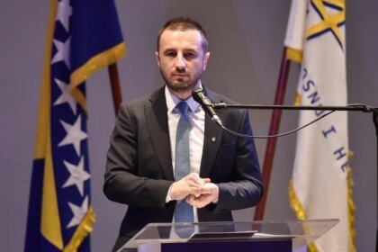 PATRIOTIZAM MJEREN VELIČINOM SIMBOLA: Načelnik Efendić ne žali općinskog novca za jarbol i zastavu