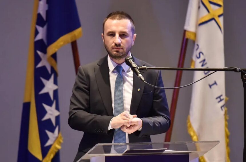 PATRIOTIZAM MJEREN VELIČINOM SIMBOLA: Načelnik Efendić ne žali općinskog novca za jarbol i zastavu