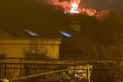 FOTO/VIDEO Izbio je požar na kući u Zagrebu. Čitatelji: ‘Čuli smo eksplozije. Širi se smrad…’