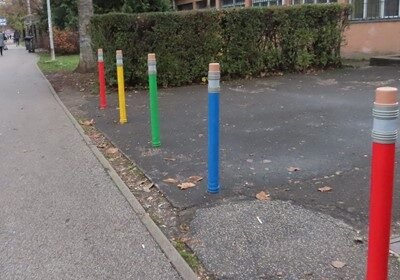 Stupići u obliku olovaka s gumicama postavljeni kod jedne zagrebačke škole