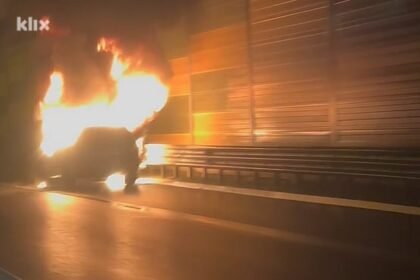 Zapalilo se vozilo na autoputu kod Sarajeva, nema povrijeđenih osoba