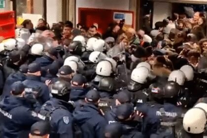 Studenti pokušali da blokiraju Filozofski fakultet u Novom Sadu, dekan pozvao policiju da interveniše