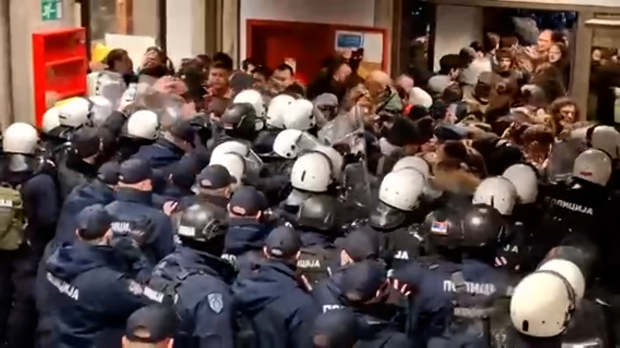 Studenti pokušali da blokiraju Filozofski fakultet u Novom Sadu, dekan pozvao policiju da interveniše