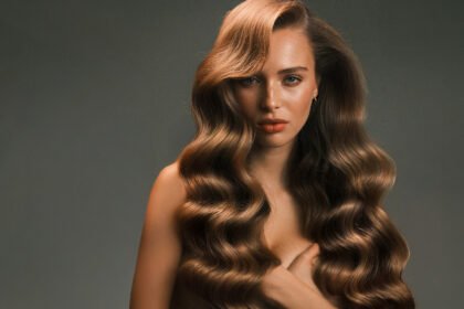 5 festive lookova koji otkrivaju moćan sklad između stilizovane kose i pažljivo birane šminke