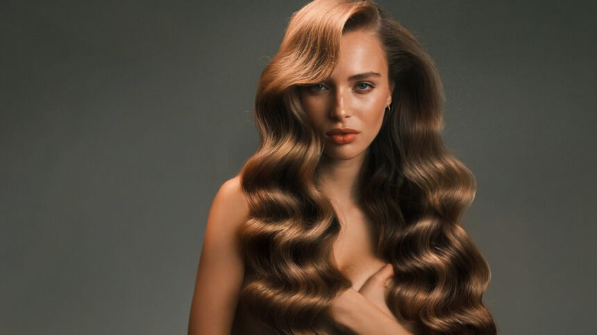 5 festive lookova koji otkrivaju moćan sklad između stilizovane kose i pažljivo birane šminke