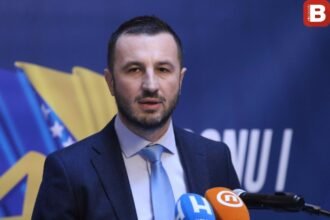 EVO ŠTA JE DOVELO DO POLITIČKOG RASKOLA: Pad rejtinga i problemi u SBiH nakon najave Efendićeve kandidature koja ide na ruku Trojki i HDZ-u