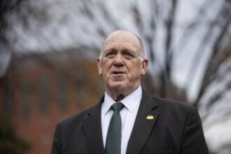 AMERIKU SU MOGLI UVUĆI U VELIKE SUKOBE: ICE smanjuje prisustvo u Minnesoti, Homan najavljuje kraj operacije