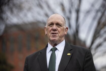 AMERIKU SU MOGLI UVUĆI U VELIKE SUKOBE: ICE smanjuje prisustvo u Minnesoti, Homan najavljuje kraj operacije