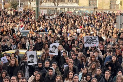 ZAHVALJUJUĆI REAKCIJI SUDA I POLICIJE: Protesti se odvijaju bez nasilja, opozicija razočarana zbog ostavka vlade KS