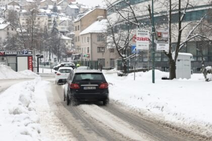 SNIJEG IZAZVAO HAOS NA CESTAMA U BOSNI I HERCEGOVINI: Prevrnuta cisterna, poledica, zastoji, kolone…