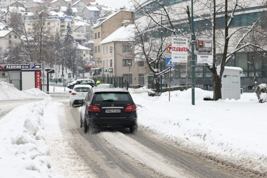 SNIJEG IZAZVAO HAOS NA CESTAMA U BOSNI I HERCEGOVINI: Prevrnuta cisterna, poledica, zastoji, kolone…
