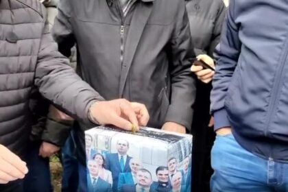 PENZIONERI JAVNO ISMIJALI POVEĆANJE PRIMANJA: Prikupljali novac za pomoć ministrima