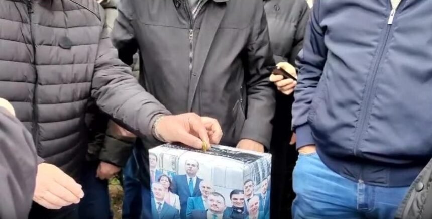 PENZIONERI JAVNO ISMIJALI POVEĆANJE PRIMANJA: Prikupljali novac za pomoć ministrima