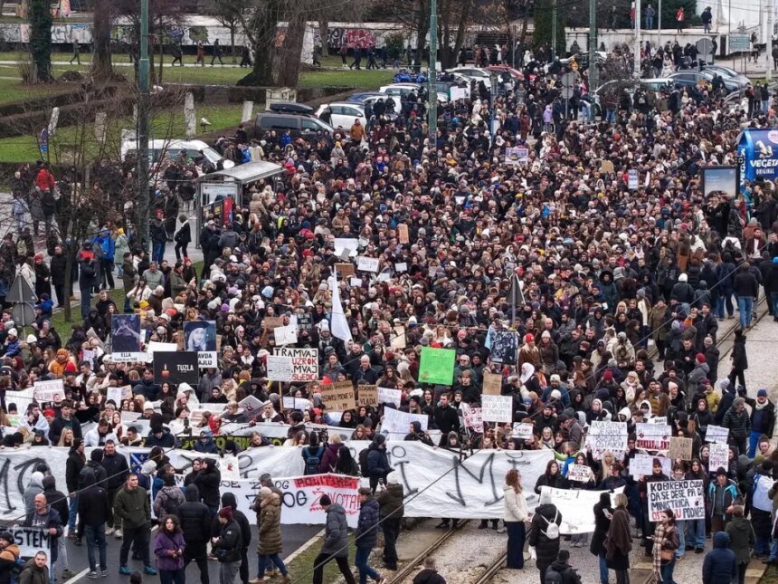 SEDMI PROTESTI U SARAJEVU: Mladi traže hitnu istragu, novu vladu i život bez straha