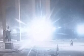 VIDEO Nevjerojatna snimka iz Ukrajine! Dron eksplodirao pored čistačice, a svi pričaju o njezinoj reakciji