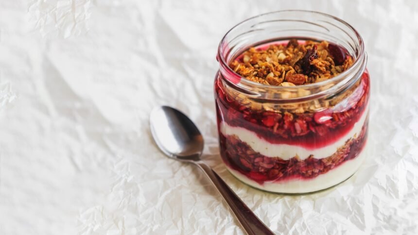 Zdraviji od virusnog japanskog kolača od sira: desert sa grčkim jogurtom i džemom od jagoda